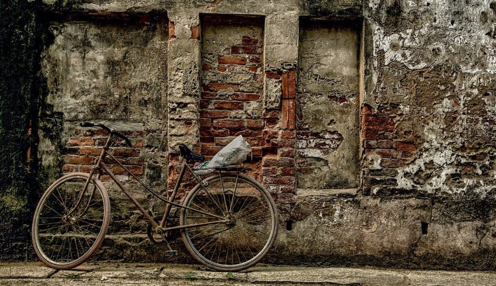 La bicicletta vista da Alfredo Oriani - bicicletta vintage appoggiata a un muro