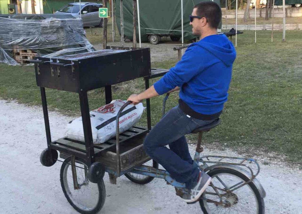 Come caricare le borse sulla bicicletta - ciclista trasporta barbecue