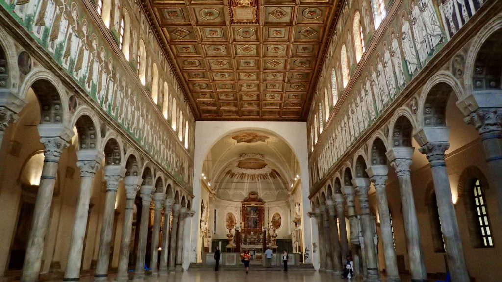 Le vie di Dante in bicicletta - Basilica Ravenna interni mosaici
