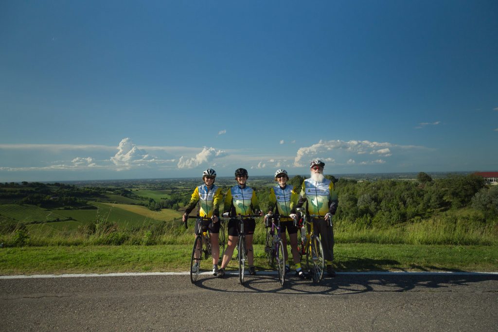 cicloturismo in Italia - foto di gruppo 4 ciclisti la famiglia