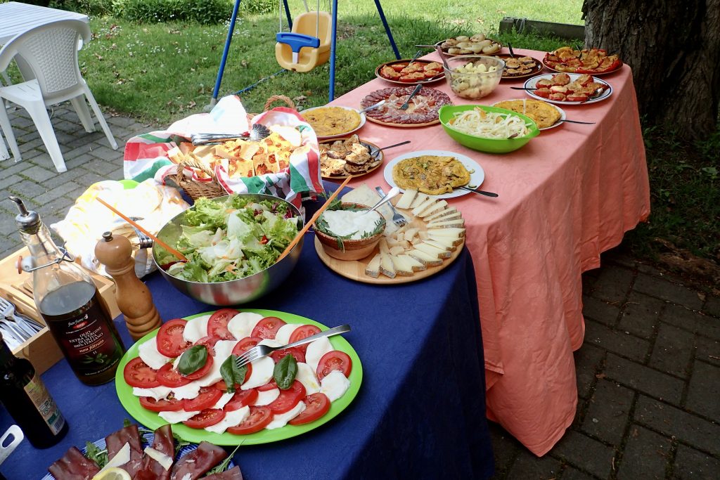 Social Eating in Romagna tavola imbandita